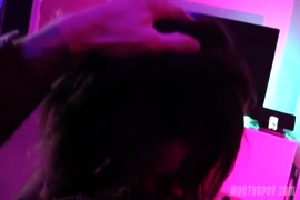 Une fille noire sexy sen branle une sur la webcam.